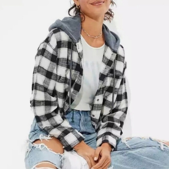 American Eagle Outfitters Tops - AE Cozy Cabin Cropped Hoodie Flannel Shirt Black White Plaid Distressed S Grunge